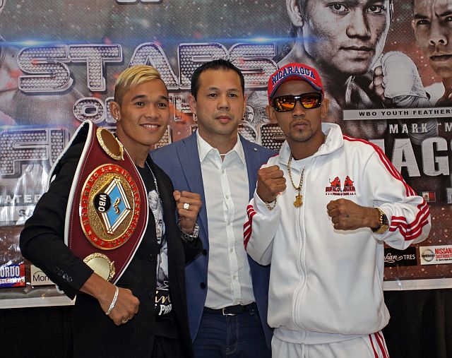 MAIN EVENT. ALA Promotions International President and CEO Michael Aldeguer is flanked by the main event fighters of this Saturday’s Pinoy Pride 35: Stars of the Future “Prince” Albert Pagara and his Nicaraguan opponent Yesner Talavera. The two will fight for the WBO Intercontinental junior featherweight belt.  (CDN PHOTO/LITO TECSON)
