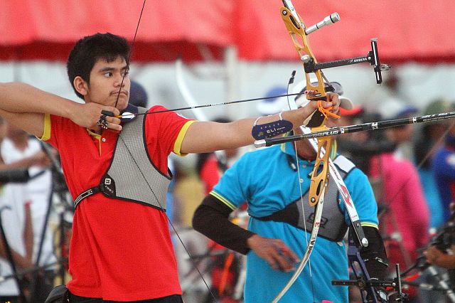 NATIONAL ARCHERY/FEB 26,2016: Philippine top archer Gab Moreno, join the 2016 Philippine National Open Archery Tournament at SRP. (CDN PHOTO/TONEE DESPOJO)