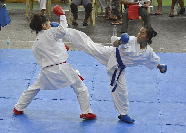 Karla Katrina Arriga of USC (left) fights Bohol’s Mave Ledesma in -68kgs. women’s karatedo at the UV Gym. (CDN PHOTO/CHRISTIAN MANINGO)
