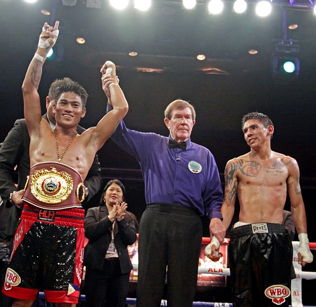 PINOY PRIDE 35 FIGHT NIGHT/FEB.27,2016:Referee Bruce Mc Tavish raise the hand of Mark "Magnifico" Magsayo after winning the fight from Mexico Eduardo "Fierita" Montoya  of their WBO Youth Featherweight Championship of the Pinoy Pride 35 at Waterfront hotel.(CDN PHOTO/LITO TECSON)