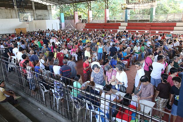 SENIOR CITIZENS FINANCIAL ASSISTANCE/FEB. 12, 2016: Hundred of Senior Citizens of barangay Mabolo troop to the Mabolo Sports Complex to recieve their first P2,000 of the P12,000 a year financial assistance from the Cebu City government.(CDN PHOTO/JUNJIE MENDOZA)