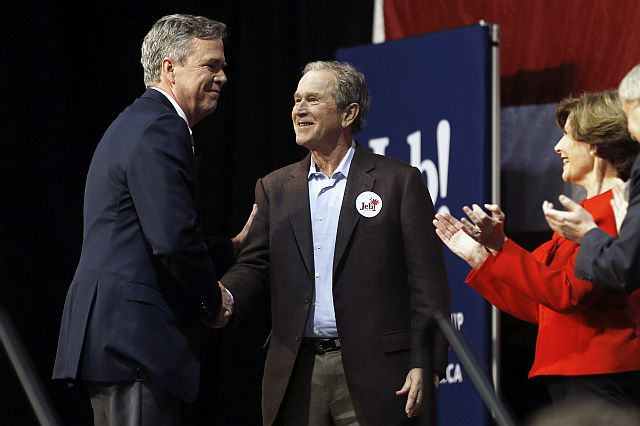 Republican presidential candidate and former Florida Gov. Jeb Bush (left) shakes hands with his brother former President George W. Bush as Laura Bush and Sen. Lindsey Graham look on. (AP PHOTO)