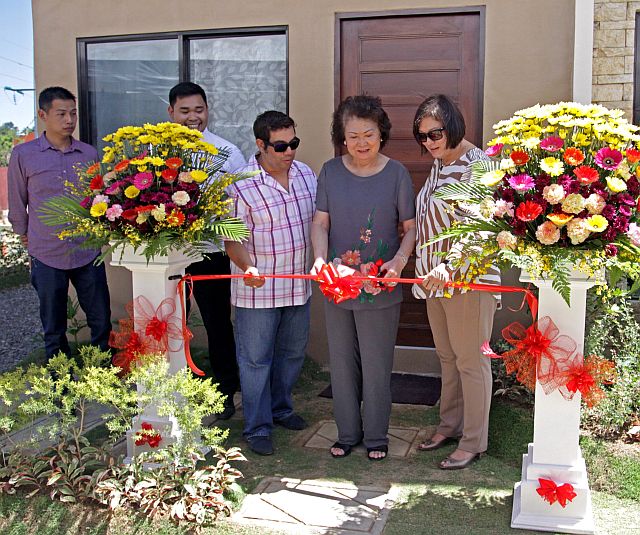 ALPA LAND FONTANA LAUNCHING/MARCH 05,2016:Pacita Gothong (2nd from right) Chairman,AD Gothong Group Holdings Inc cutt the ribbon during their launching of Alpa Land Inc the Fontana Heights Residences in Mandaue City with her is Barbara Gothong Tan (1st from right) President Alpa Land Inc, Benjo Gothong (3rd from right) Board of Directors,Al McWalter Lim (4th from right) Alpa Land Inc General Manager and Erik Ong Ideal Builders Dev. Corp.(CDN PHOTO/LITO TECSON)