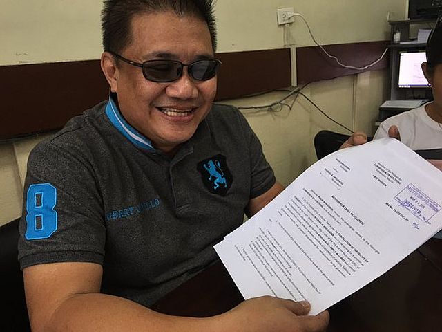 Councilor Gerry Carrillo shows a copy of a motion submitted by Philip Banguiran to Comelec. (CDN PHOTO/JOSE SANTINO S. BUNACHITA)
