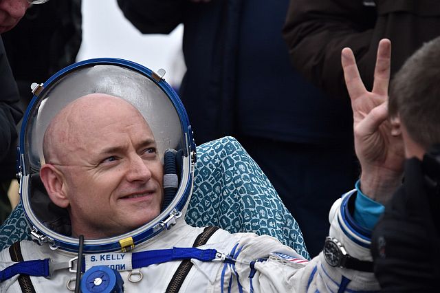 International Space Station (ISS) crew member Scott Kelly of the U.S. shows a victory sign after landing near the town of Dzhezkazgan, Kazakhstan, on Wednesday, March 2, 2016. The Soyuz TMA-18M spacecraft landed with Expedition 46 Commander Scott Kelly of NASA and Russian cosmonauts Mikhail Kornienko and Sergey Volkov of Roscosmos. (AP PHOTO) 