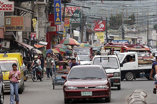 SILOY'S WATCHING: From the readers: Attention to the CITOM Officials look at the corner F. Llamas and SAbellano street grabe ang ka traffic, the sidewalk from Jollibee Punta up to the corner is occupied by vendors, and also the trisikas  driver makig-ilog sa mga PUJ kuyaw sa disgrasya, please solve this problem immediately! - 0918-9214925 (CDN PHOTO/ LITO TECSON)