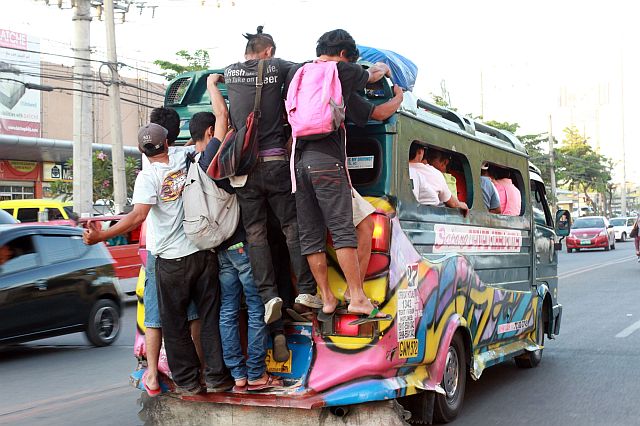 SILOY IS WATCHING: Passegers had ride on the back of a passenger jeepney dangerously as it pass by A soriano street North Reclamantion Area. Did the drive knows about this? ATTENTION: CCTO,LTO AND LTFRB