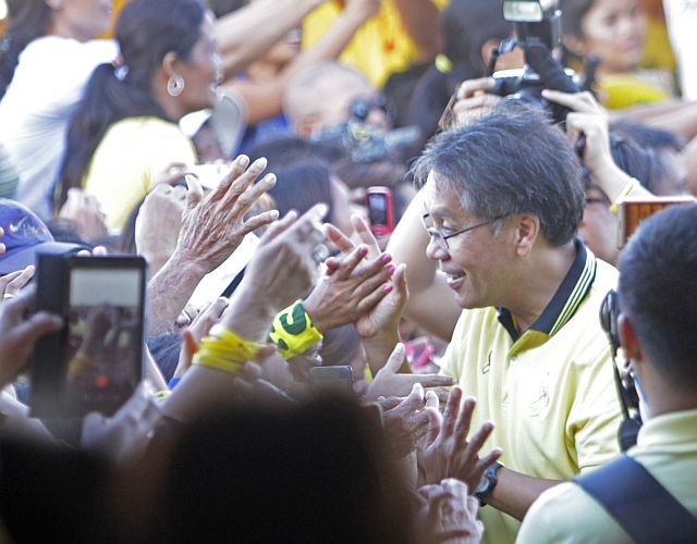 Liberal Party standard-bearer  Mar Roxas is mobbed by supporters during his arrival yesterday at the LP proclamation rally held at the Mandaue City Cultural and Sports Complex. (CDN PHOTO/LITO TECSON)