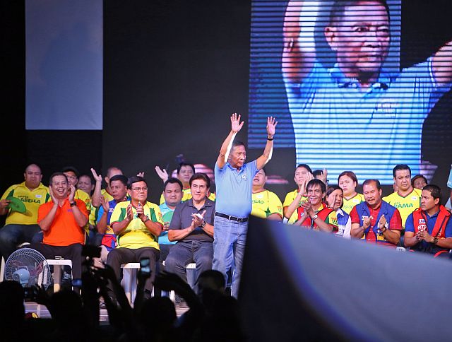 UNA PARTY RALLY AT PLAZA INDEPENDENCIA/MARCH 20,2016:Presidentiable Candidate Jijomar Binay raise his hand as he was recognize and his party seated with Cebu City Mayor Michael Rama during the Grand Rally of UNA at Plaza Independencia.(CDN PHOTO/LITO TECSON)