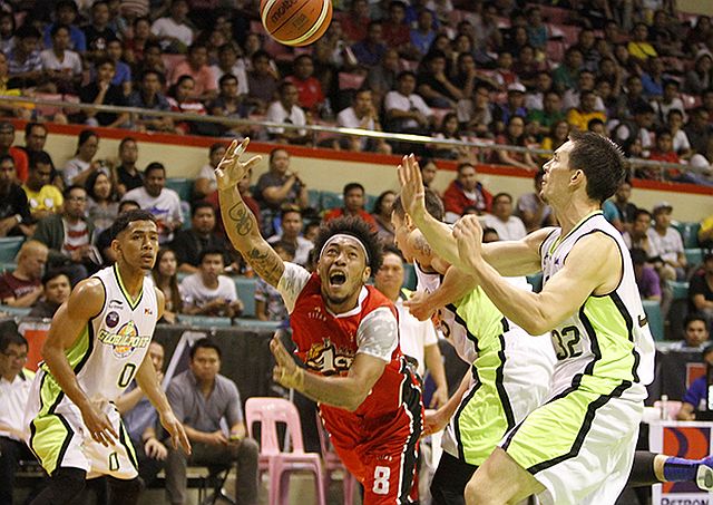 Alaska’s Calvin Abueva (8) takes an off-balanced shot against GlobalPort Keith Jensen last night in the 41st PBA Commissioner’s Cup at the Cuneta Astrodome. (PBA IMAGES)