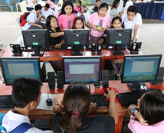 QUIPPER SCHOOL/MARCH 4, 2016: Students of Tisa National Highschool test the computers with a Quipper school, a new free e-learning service that improve students performance by helping to create the best teaching and learning experince for the Philippines setting during launching yesterday.(CDN PHOTO/JUNJIE MENDOZA0