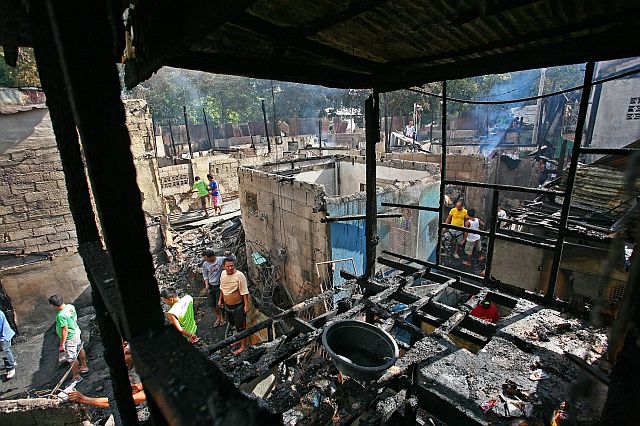 Residents of Sitio Kawayan in Barangay Sambag II look for things that they can still use or sell in the aftermath of a fire that destroyed 24 houses on the first day of Fire Prevention Month. (CDN PHOTO)