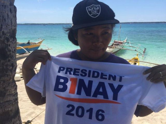 Rowena  Veliganio showed the shirt she got earlier from Binay and Honasan supporters. (CDN PHOTO/MICHELLE JOY L. PADAYHAG)
