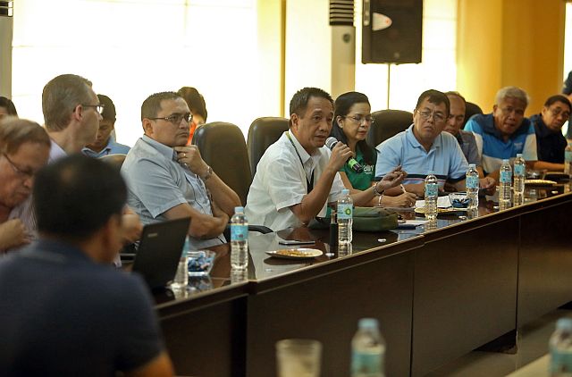DPWH BRIDGE STAKEHOLDERS MEETING/MARCH 22,2016: Engr. Nigel Paul Villarete, Mactan Cebu-International Airport, General Manager ask question to Director Ador G. Canlas of the Department of Public Works and Highways (DPWH-7) during their Bridges Stakeholders meeting at DPWH 7.(CDN PHOTO/LITO TECSON)