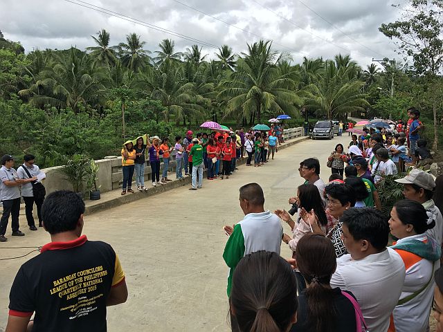  Mayor Michael Rama, Cebu City Hall officials and residents of Barangay Bonbon gather for the blessing of the new bridge. (CDN PHOTO/ JOSE SANTINO S. BUNACHITA)