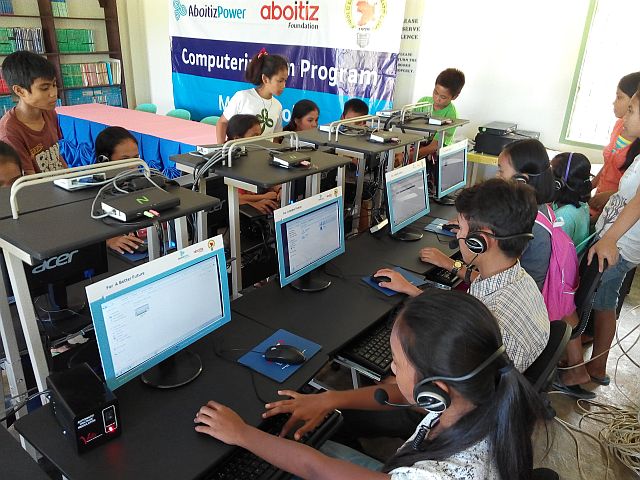 Students of San Jose High School try out the new computer sets donated by AboitizPower and Boheco II. (CONTRIBUTED)