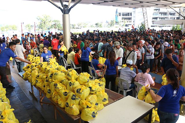 Mandaue fire victims line up to receive food packs from SM Foundation. (CONTRIBUTED)