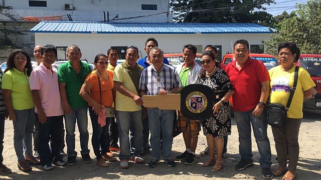 Governor Davide and Vice Governor Magpale turn over the ceremonial key of the 31 multicab vehicles to the barangay captains. (CDN PHOTO/IZOBELLE T. PULGO