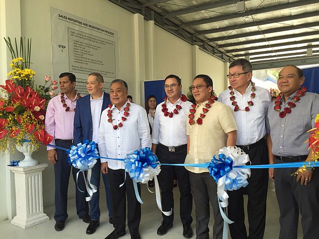 Tata Motors Limited Cebu president Franklyn Ong, (2nd from left) and Tata Motors Philippines president John Fernandez (right) lead the inauguration of the carmaker’s Cebu dealership branch on  A.S. Fortuna St., Barangay Banilad, Mandaue City.  Gov. Hilario Davide III (3rd from left) and Mandaue City Mayor Jonas Cortes (5th from left) graced the event. (CDN PHOTO/VANESSA CLAIRE LUCERO)