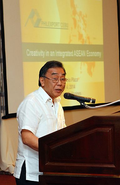 ASEAN ECONOMIC COMMUNITY INTEGRATION WORKSHOP/APRIL 4, 2014: Philippine Exporters Foundation Executive Director, Federico T. Escalona shares their company experiences with the ASEAN Markets during the ASEAN Economic Community Integration Workshop at the Marco Polo Plaza Hotel.(CDN PHOTO/CHOY ROMANO)
