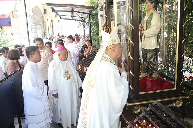 Cebu Archbishop Jose Palma venerates the image of San. Pedro Calungsod as he celebrated his 66th birthday yesterday. (CDN PHOTO/SAMMY NAVAJA)