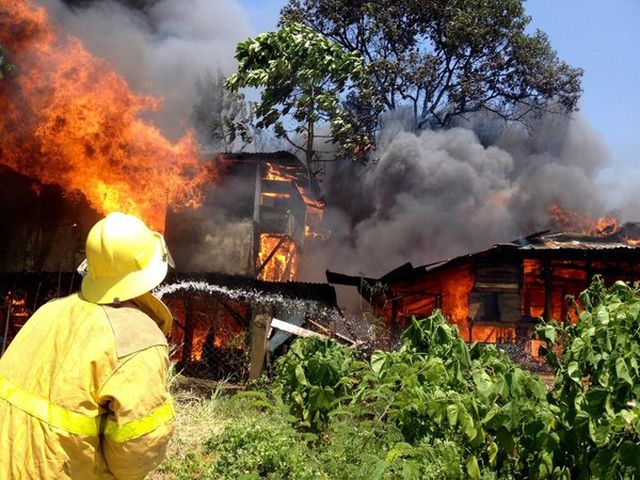 Houses made mostly of light materials were easily destroyed by the fire. (CDN PHOTO/TONEE DESPOJO)