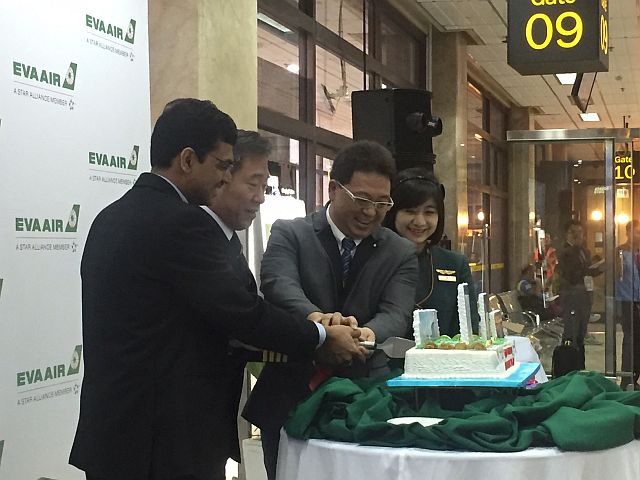 GMR Megawide Cebu Airport Corp. Chief Commercial Adviser Ravishankar Saravu (leftmost), with EVA Air General Manager Steven Wu (second to the right), and the pilot and flight attendant of EVA Air’s inaugural flight in Cebu, cut the cake together, symbolizing the partnership formed between the airport and the airline. (CDN PHOTO/VANESSA LUCERO)
