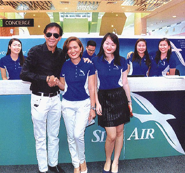 Mayor Mike  Rama with Silkair’s senior sales officer Kristine Dianne  Lim and sales/ administration  assistant Christine Chua