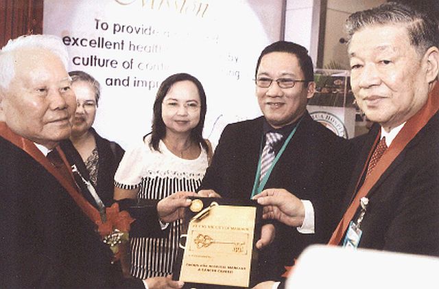 Mayor Jonas Cortes (center) presents the symbolic key to Mandaue City to Mr. Lim Liu (left) and Victoriano Go