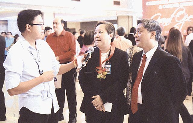  Leo Lastimosa of ABS-CBN with Dr. Helen Po and Dr. Cesar Quiza