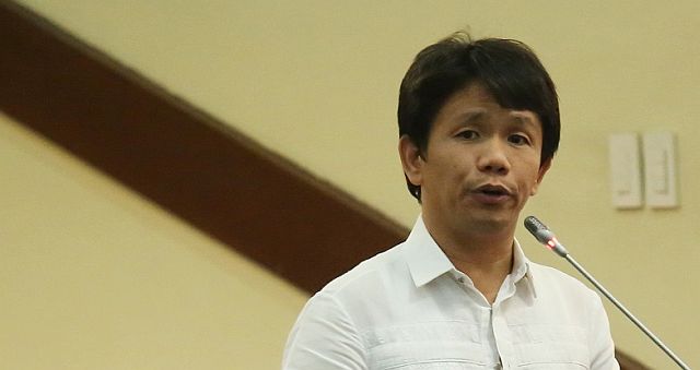 SOLID WASTE AND GARBAGE CONCERN/FEB. 20, 2015: Labangon barangay Captain Vic Buendia ask the city councils to help them ask the DPS to collec their garbage earlier as he stand before the City council during the executive session yesterday.(CDN PHOTO/JUNJIE MENDOZA)