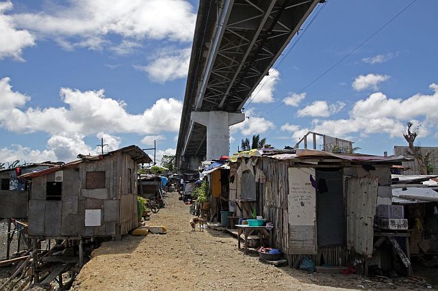 Families living under the Mandaue-Mactan Bridge insist on relocation, not cash for their transfer. (CDN PHOTO/LITO TECSON)