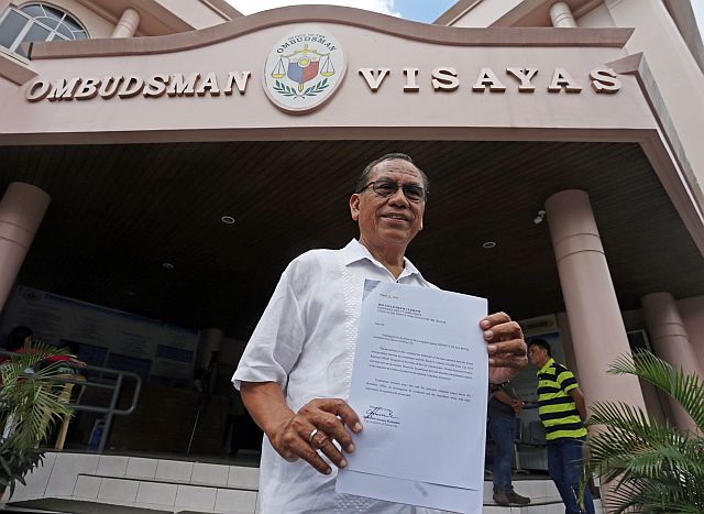 Former Talisay City Mayor now Councilor Socrates Fernandez shows a copy of the complaint he filed against Mayor Johnny V. delos Reyes at the Ombudsman Visayas. (CDN PHOTO/JUNJIE MENDOZA)