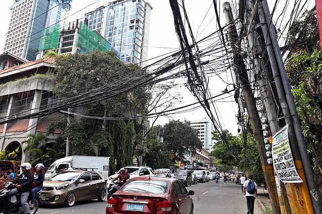 MAY 1 DEADLINE FOR SAGGING WIRES/MARCH 4, 2016: Sagging and danggling utility wires were long been seen at F. Ramos and Arlington Fund street which is an eyesore to the public. The Visayan Electric Company (VECO) will be putting up 25 steel brackets to the City's Central Business district to especially prevent telcos sagging wires. They are now coordinating with the telcos for its implementation to clear City for sagging wires.(CDN PHOTO/JUNJIE MENDOZA)