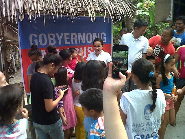 Residents took the chance to take photos of Presidential aspirant Sen. Grace Poe and running mate Sen. Francis "Chiz" Escudero when the pair visited Aguinid Falls in Samboan town, southern Cebu on Saturday morning. (PHOTO BY: CARMEL MATUS)