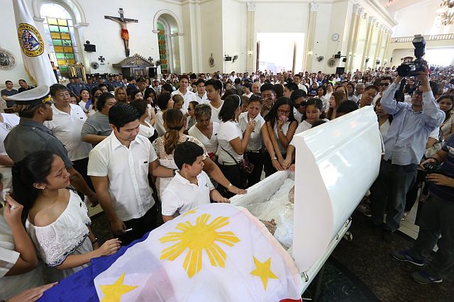 TEDDY'S BURIAL/MARCH 5, 2016: Family, relatives and friends made their last respect by looking on the body of Cebu 6th district provincial board member and former Mandaue City mayor Thadeo Ouano during the requiem mass in St. Joseph's Shirne Mandaue City.(CDN PHOTO/JUNJIE MENDOZA)