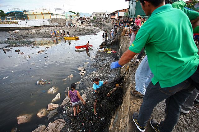 GUADALUPE RIVER/JUNE 21,2015: Volunters help clean the Guadalupe river in brgy Ermita during the 39th urban and coastal cleanup.The Guadalupe river exit to brgy Ermita.(CDN PHOTO/LITO TECSON)
