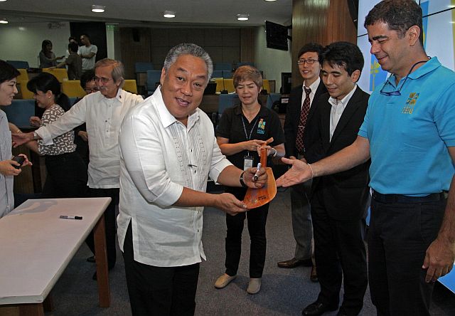 Cebu Gov. Hilario Davide lll jokes before he signs the paddle after the meeting with officials of the Japanese embassy and businessmen at the Ramon Aboitiz Foundation Inc. where a presentation of the Mega Cebu program was held. (CDN PHOTO/LITO TECSON)