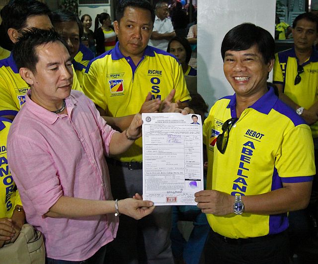 COUNCILOR ABELLANOSA FILES HIS COC AS CONGRESSMAN/OCT. 5, 2012: Cebu City councilor Bebot Abellanosa (right) smiles sa he files his Certificate of candidacy as Congressman for the South District to Comelec Supervisur Edwin Cadungog.(CDN PHOTO/JUNJIE MENDOZA)