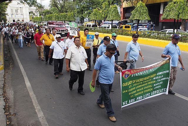 The Citizens for Life group head to Fuente Osmeña from the Capitol. (CDN PHOTO/CHRISTIAN MANINGO)