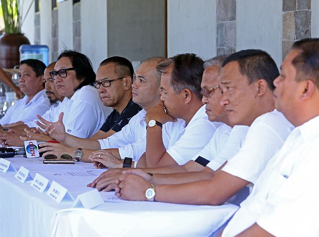 Danao City Vice Mayor and Bakud Party president Ramon “Red” Durano VI (5th from left)  leads Bakud Party officials in announcing the group’s support for the presidential candidacy of Sen.  Grace Poe  and his running mate Sen. Francis Escudero  during yesterday’s press briefing in Danao City. (CDN PHOTO/LITO TECSON)