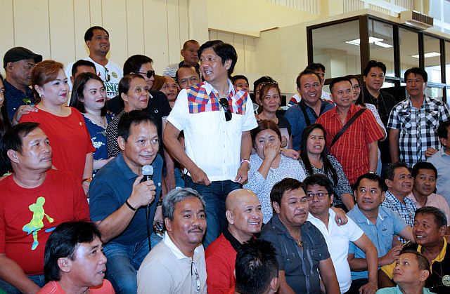 Senator Ferdinand Marcos Jr. (center in white shirt) cracks a joke with at least 60 barangay officials of Cebu City led by Tinago Barangay Captain Joel Garganera (with microphone) at the Cebu Country Club. (CDN PHOTO/JUNJIE MENDOZA)