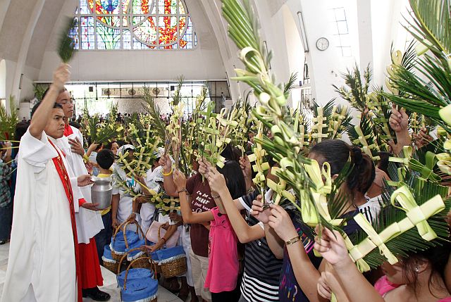 PALM SUNDAY/MARCH 28,2010:Lourdes Parish priest springkle holy waters as he blessed devotees carrying palms during palm sunday as part of the long holy week celebration.(CDN PHOTO/LITO TECSON)
