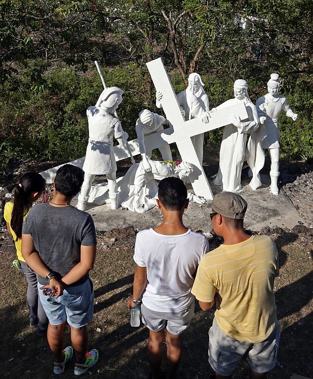 Devotees start to visit the Tanchan Celestial Garden in Banawa for the coming Holy Week. (CDN PHOTO/LITO TECSON)