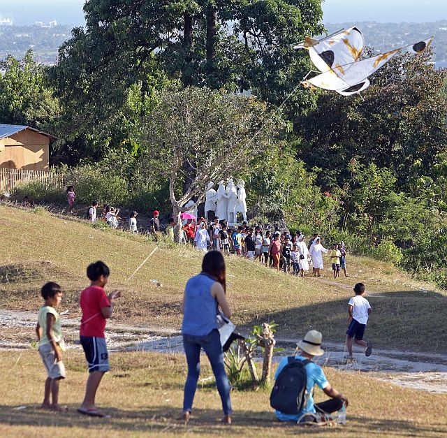 Young boys find time to fly kites as their adult companions concentrate on Lenten reflections while on pilgrimage at the Tanchan Celestial Garden in Banawa, Cebu City. (CDN PHOTO/LITO TECSON)