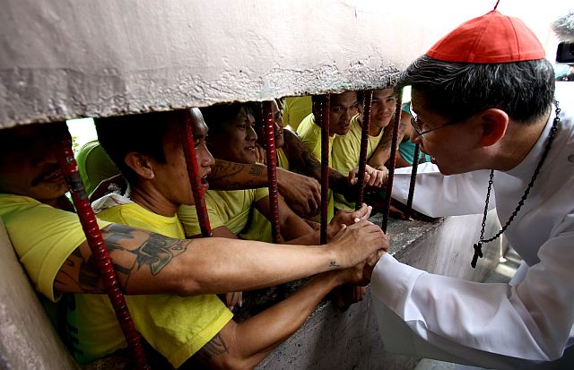 Cardinal Luis Antonio Tagle blesses the inmates after the celebration of Holy Wednesday Mass inside Manila City Jail in Sta. Cruz, Manila. (INQUIRER)