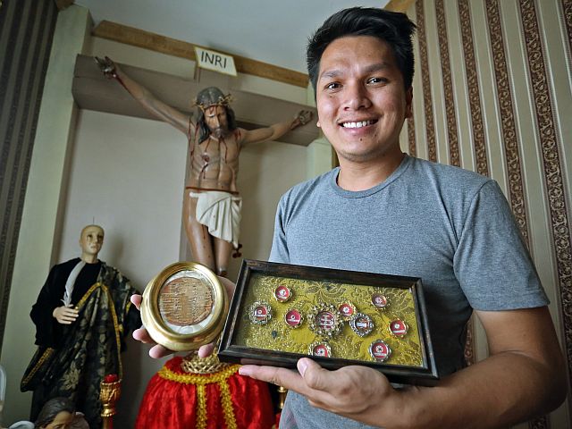 Don Carlo Matugas shows family-owned  relics inside their home in Barangay Suba, Danao City. (CDN PHOTO/LITO TECSON)