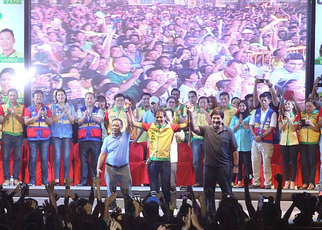 Vice President Jejomar Binay and Sen Gringo Honasan raised the hand of Cebu City Mayor Michael Rama during the UNA proclamation rally at Plaza Independencia. (CDN PHOTO/LITO TECSON)