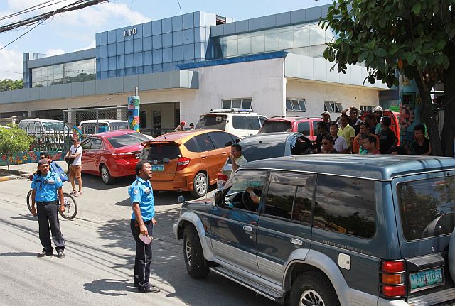 TRAFFIC OBSTRUCTION/MARCH 29, 2016: Traffic pesonels of the Traffic Enforcement Action in Mandaue (TEAM) try to convence drivers not to park infront of the LTO Subandaku who wants their vehicles to be inspected for a Motor Vehicle Inspection System (MVIS) becuase their vehicles cuases the heavy traffic on the area.(CDN PHOTO/JUNJIE MENDOZA)