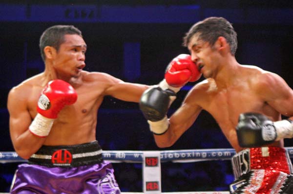 Donnie  Nietes lands a punch against Moises  Fuentes in this 2014 photo of their WBO Light Flyweight Championship fight in the Pinoy Pride 25 at the Mall of Asia Arena. (CDN FILE)